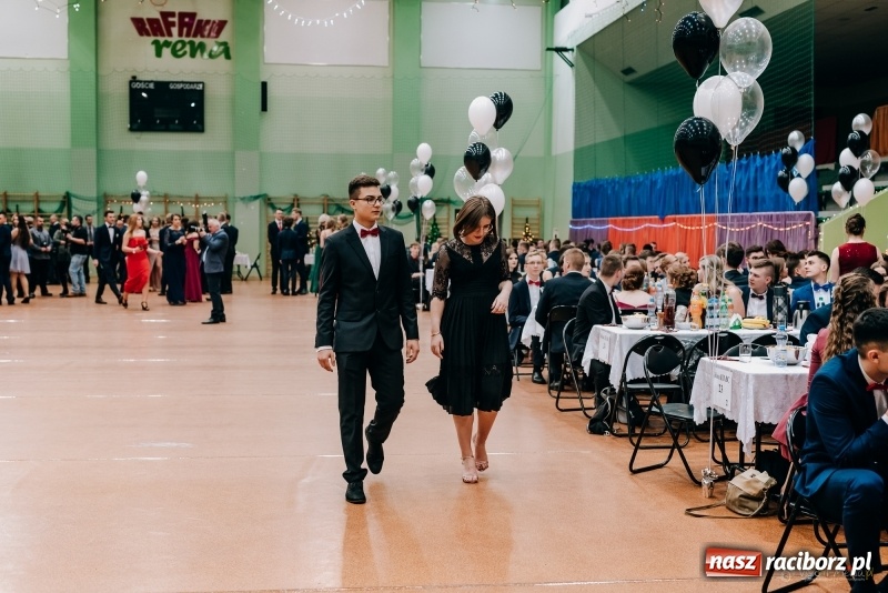 Zdjęcie w galerii na portalu naszraciborz.pl: Eleganckie panie, eleganccy panowie - bal maturalny raciborskiego Kasprowicza wiadomości z regionu