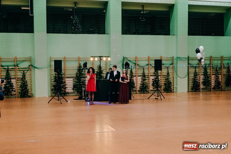 Zdjęcie w galerii na portalu naszraciborz.pl: Eleganckie panie, eleganccy panowie - bal maturalny raciborskiego Kasprowicza wiadomości z regionu