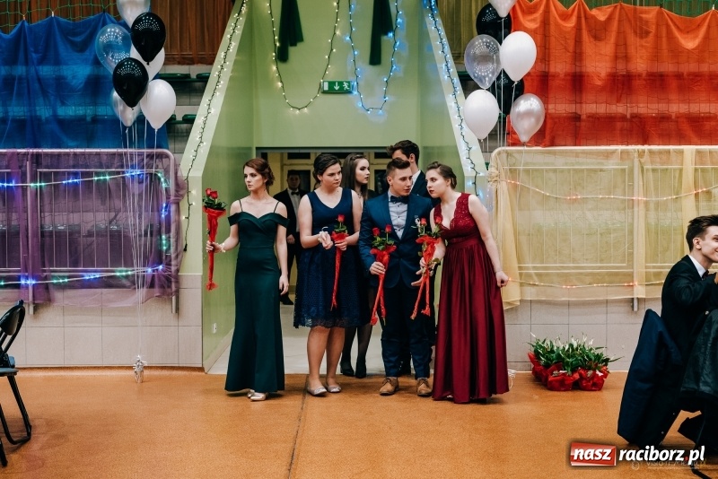Zdjęcie w galerii na portalu naszraciborz.pl: Eleganckie panie, eleganccy panowie - bal maturalny raciborskiego Kasprowicza wiadomości z regionu