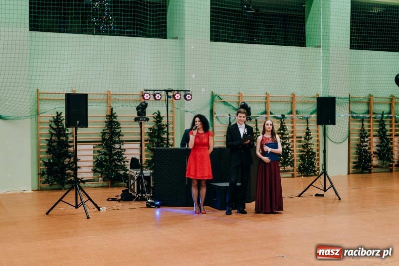 Zdjęcie w galerii na portalu naszraciborz.pl: Eleganckie panie, eleganccy panowie - bal maturalny raciborskiego Kasprowicza wiadomości z regionu