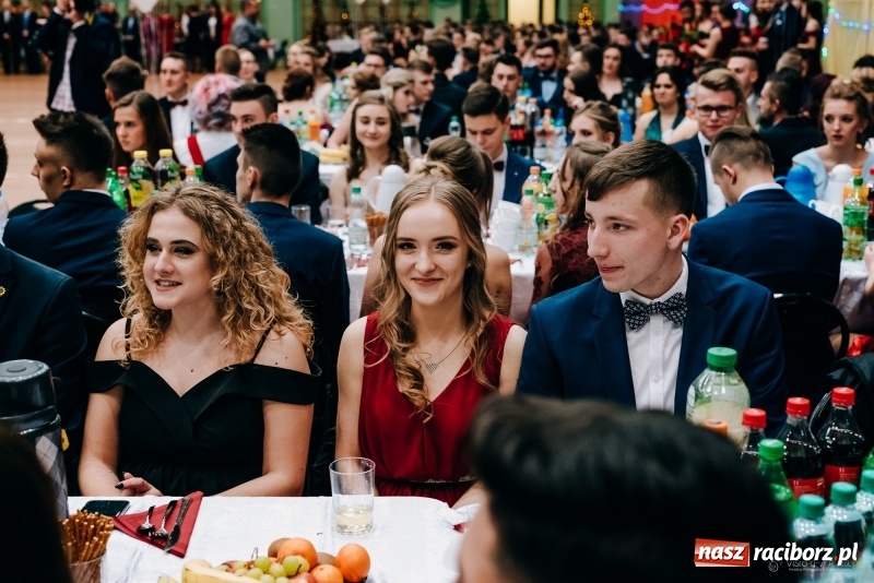Zdjęcie w galerii na portalu naszraciborz.pl: Eleganckie panie, eleganccy panowie - bal maturalny raciborskiego Kasprowicza wiadomości z regionu