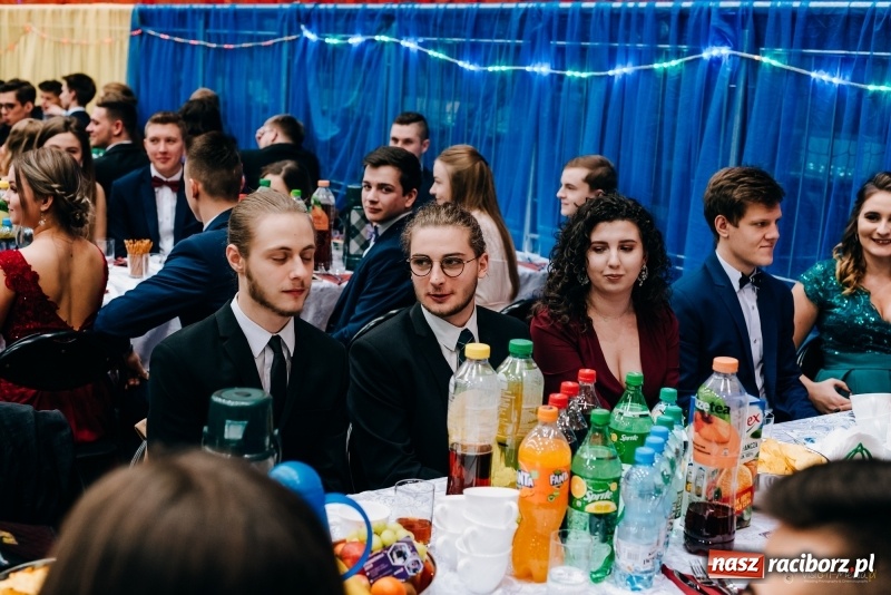 Zdjęcie w galerii na portalu naszraciborz.pl: Eleganckie panie, eleganccy panowie - bal maturalny raciborskiego Kasprowicza wiadomości z regionu