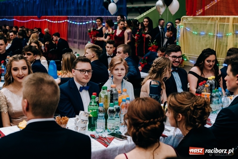 Zdjęcie w galerii na portalu naszraciborz.pl: Eleganckie panie, eleganccy panowie - bal maturalny raciborskiego Kasprowicza wiadomości z regionu