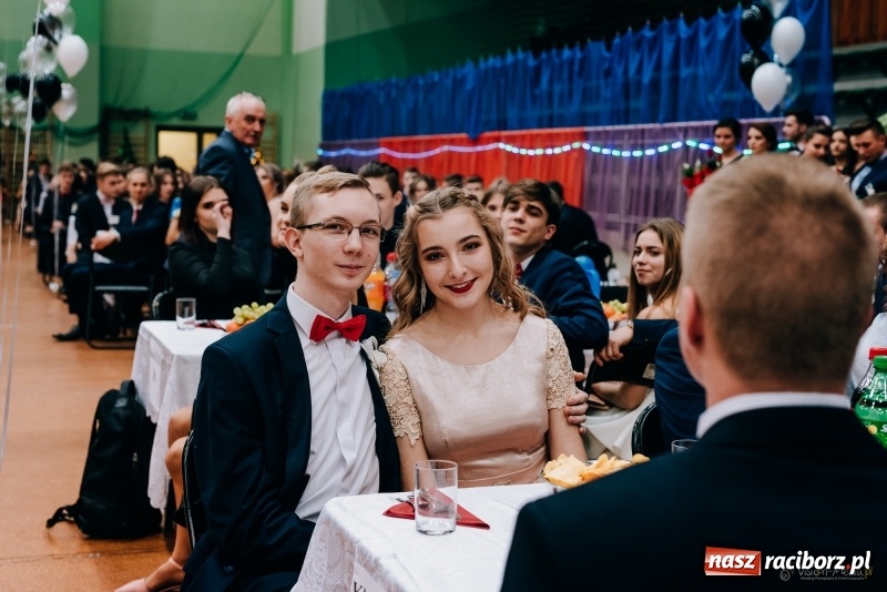 Zdjęcie w galerii na portalu naszraciborz.pl: Eleganckie panie, eleganccy panowie - bal maturalny raciborskiego Kasprowicza wiadomości z regionu