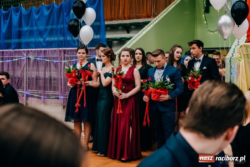 Zdjęcie w galerii na portalu naszraciborz.pl: Eleganckie panie, eleganccy panowie - bal maturalny raciborskiego Kasprowicza wiadomości z regionu