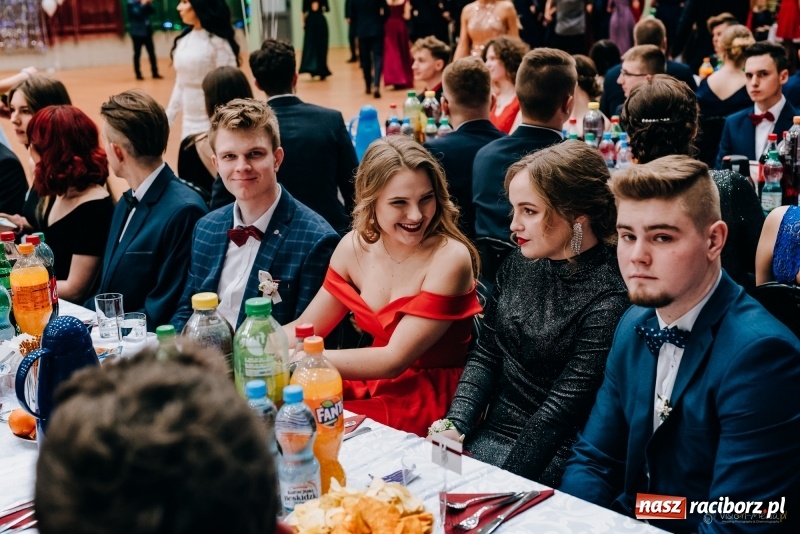 Zdjęcie w galerii na portalu naszraciborz.pl: Eleganckie panie, eleganccy panowie - bal maturalny raciborskiego Kasprowicza wiadomości z regionu