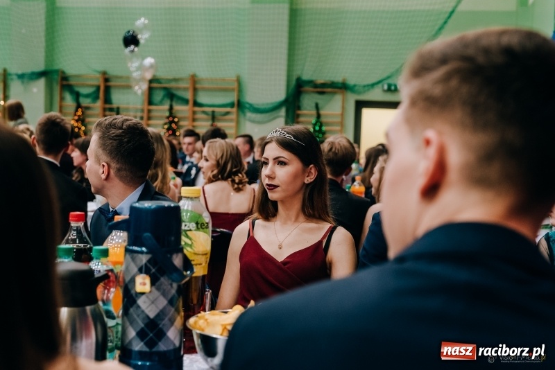 Zdjęcie w galerii na portalu naszraciborz.pl: Eleganckie panie, eleganccy panowie - bal maturalny raciborskiego Kasprowicza wiadomości z regionu