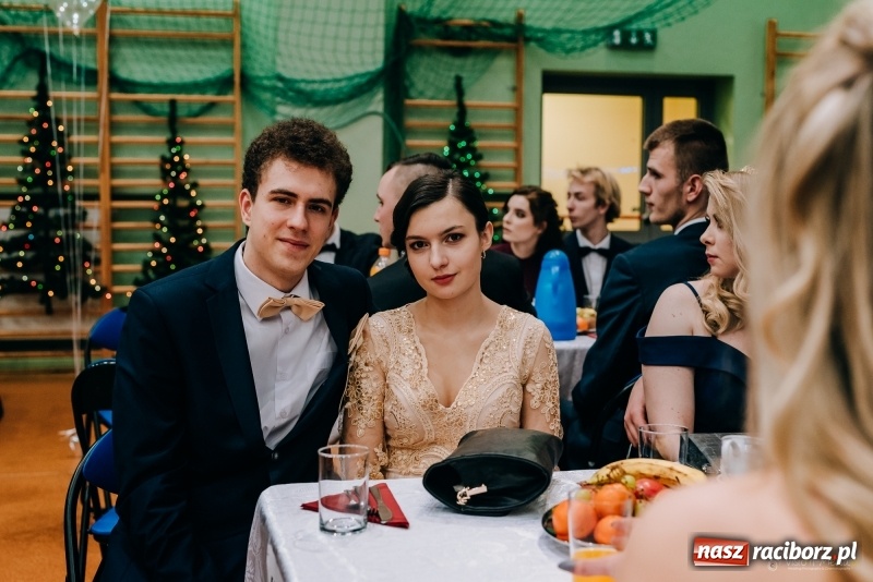 Zdjęcie w galerii na portalu naszraciborz.pl: Eleganckie panie, eleganccy panowie - bal maturalny raciborskiego Kasprowicza wiadomości z regionu