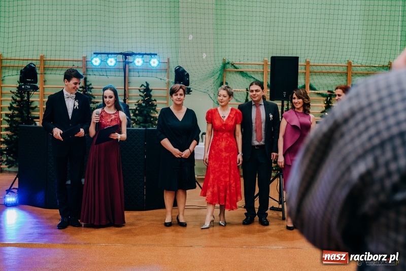 Zdjęcie w galerii na portalu naszraciborz.pl: Eleganckie panie, eleganccy panowie - bal maturalny raciborskiego Kasprowicza wiadomości z regionu