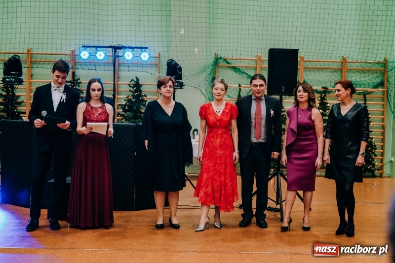Zdjęcie w galerii na portalu naszraciborz.pl: Eleganckie panie, eleganccy panowie - bal maturalny raciborskiego Kasprowicza wiadomości z regionu