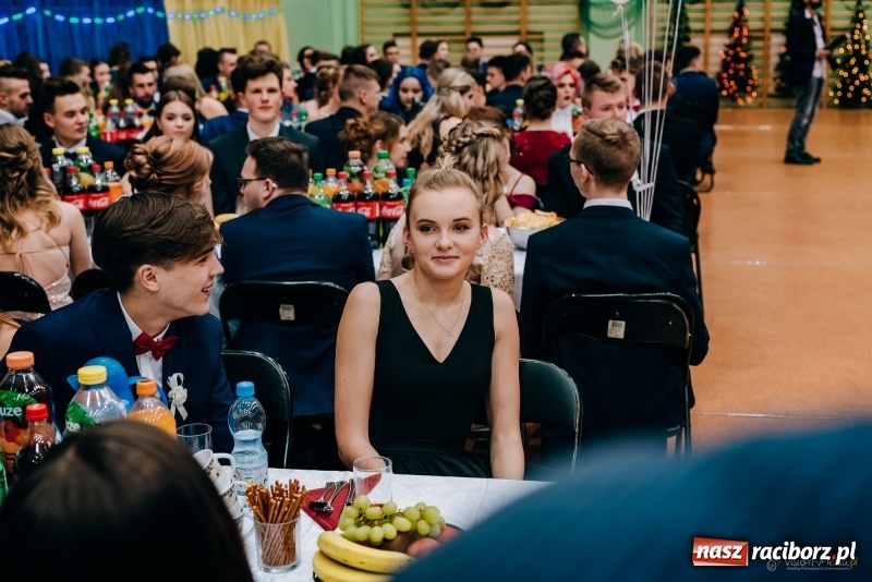 Zdjęcie w galerii na portalu naszraciborz.pl: Eleganckie panie, eleganccy panowie - bal maturalny raciborskiego Kasprowicza wiadomości z regionu