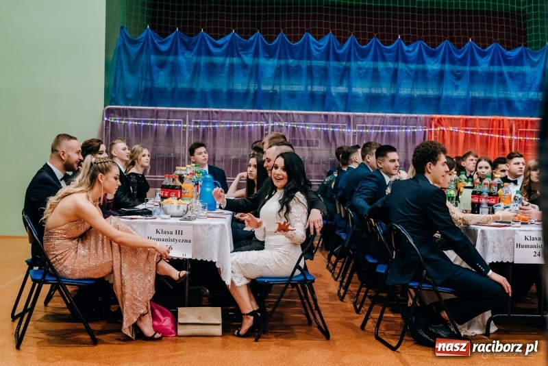 Zdjęcie w galerii na portalu naszraciborz.pl: Eleganckie panie, eleganccy panowie - bal maturalny raciborskiego Kasprowicza wiadomości z regionu