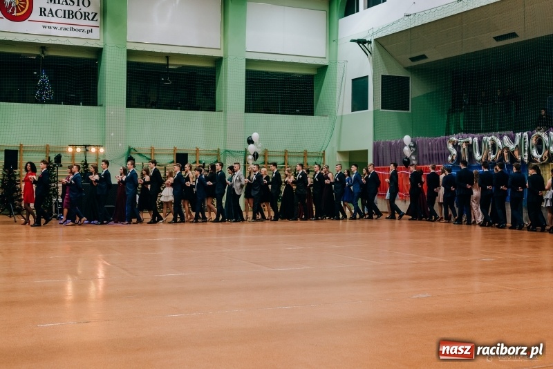 Zdjęcie w galerii na portalu naszraciborz.pl: Eleganckie panie, eleganccy panowie - bal maturalny raciborskiego Kasprowicza wiadomości z regionu