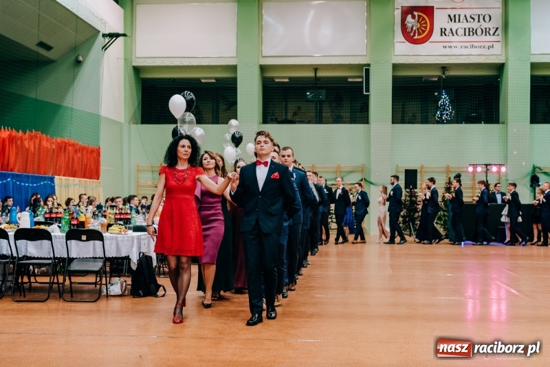 Zdjęcie w galerii na portalu naszraciborz.pl: Eleganckie panie, eleganccy panowie - bal maturalny raciborskiego Kasprowicza wiadomości z regionu