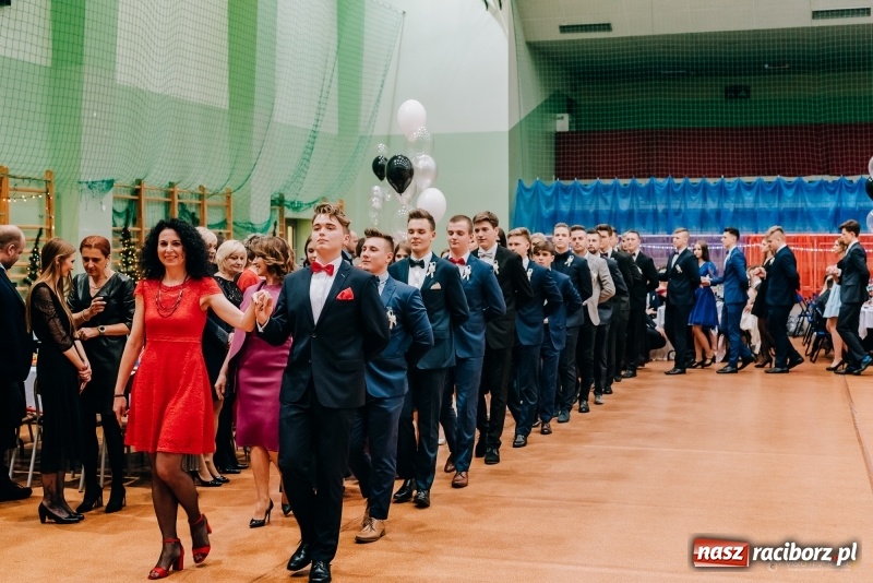 Zdjęcie w galerii na portalu naszraciborz.pl: Eleganckie panie, eleganccy panowie - bal maturalny raciborskiego Kasprowicza wiadomości z regionu