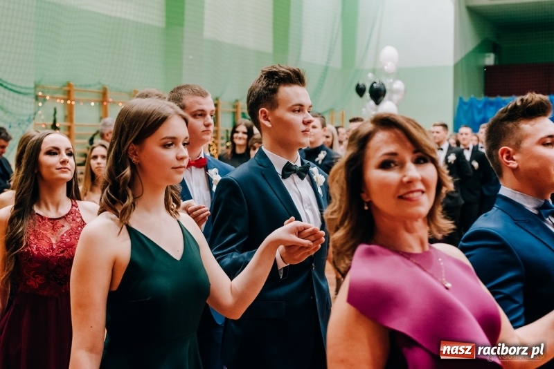 Zdjęcie w galerii na portalu naszraciborz.pl: Eleganckie panie, eleganccy panowie - bal maturalny raciborskiego Kasprowicza wiadomości z regionu