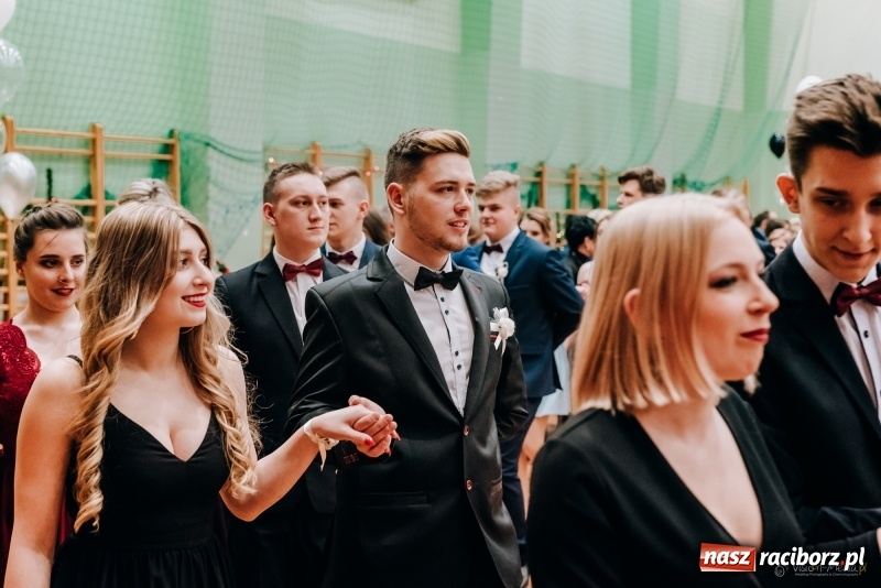 Zdjęcie w galerii na portalu naszraciborz.pl: Eleganckie panie, eleganccy panowie - bal maturalny raciborskiego Kasprowicza wiadomości z regionu