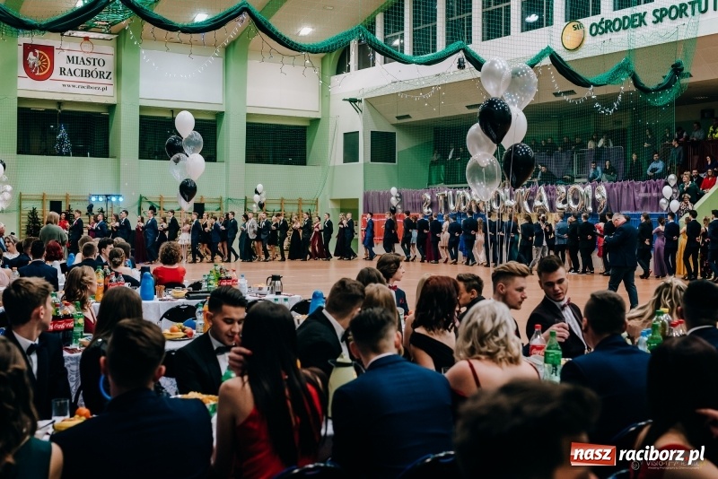 Zdjęcie w galerii na portalu naszraciborz.pl: Eleganckie panie, eleganccy panowie - bal maturalny raciborskiego Kasprowicza wiadomości z regionu