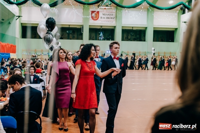 Zdjęcie w galerii na portalu naszraciborz.pl: Eleganckie panie, eleganccy panowie - bal maturalny raciborskiego Kasprowicza wiadomości z regionu