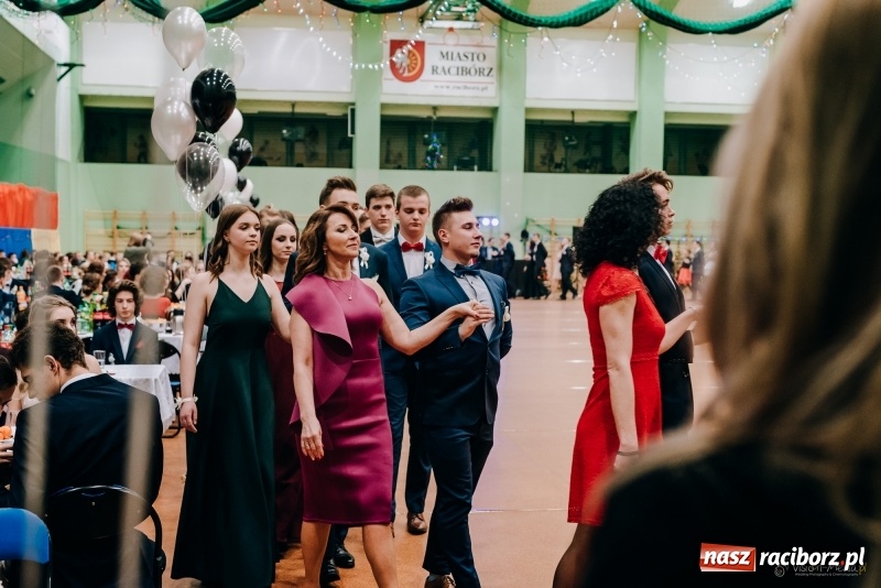 Zdjęcie w galerii na portalu naszraciborz.pl: Eleganckie panie, eleganccy panowie - bal maturalny raciborskiego Kasprowicza wiadomości z regionu