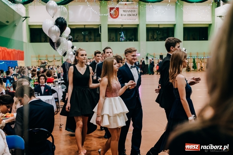 Zdjęcie w galerii na portalu naszraciborz.pl: Eleganckie panie, eleganccy panowie - bal maturalny raciborskiego Kasprowicza wiadomości z regionu