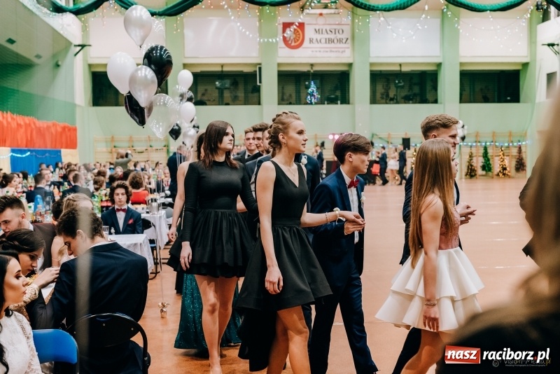 Zdjęcie w galerii na portalu naszraciborz.pl: Eleganckie panie, eleganccy panowie - bal maturalny raciborskiego Kasprowicza wiadomości z regionu