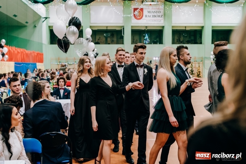 Zdjęcie w galerii na portalu naszraciborz.pl: Eleganckie panie, eleganccy panowie - bal maturalny raciborskiego Kasprowicza wiadomości z regionu