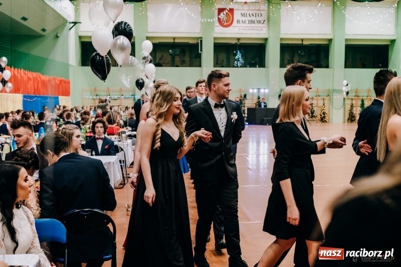 Zdjęcie w galerii na portalu naszraciborz.pl: Eleganckie panie, eleganccy panowie - bal maturalny raciborskiego Kasprowicza wiadomości z regionu