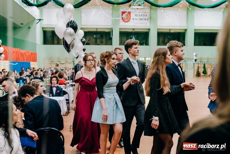 Zdjęcie w galerii na portalu naszraciborz.pl: Eleganckie panie, eleganccy panowie - bal maturalny raciborskiego Kasprowicza wiadomości z regionu