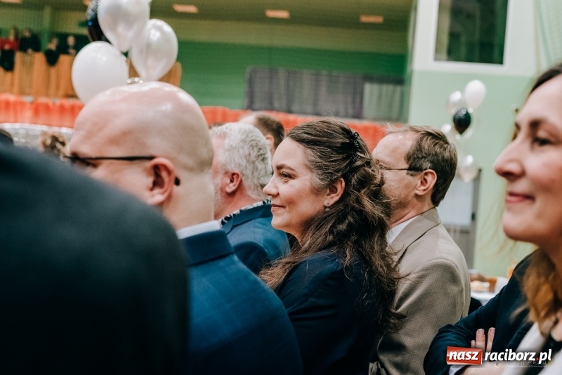 Zdjęcie w galerii na portalu naszraciborz.pl: Eleganckie panie, eleganccy panowie - bal maturalny raciborskiego Kasprowicza wiadomości z regionu