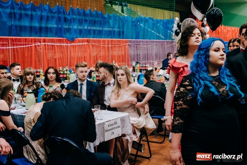 Zdjęcie w galerii na portalu naszraciborz.pl: Eleganckie panie, eleganccy panowie - bal maturalny raciborskiego Kasprowicza wiadomości z regionu