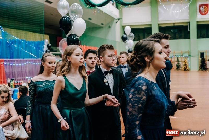 Zdjęcie w galerii na portalu naszraciborz.pl: Eleganckie panie, eleganccy panowie - bal maturalny raciborskiego Kasprowicza wiadomości z regionu
