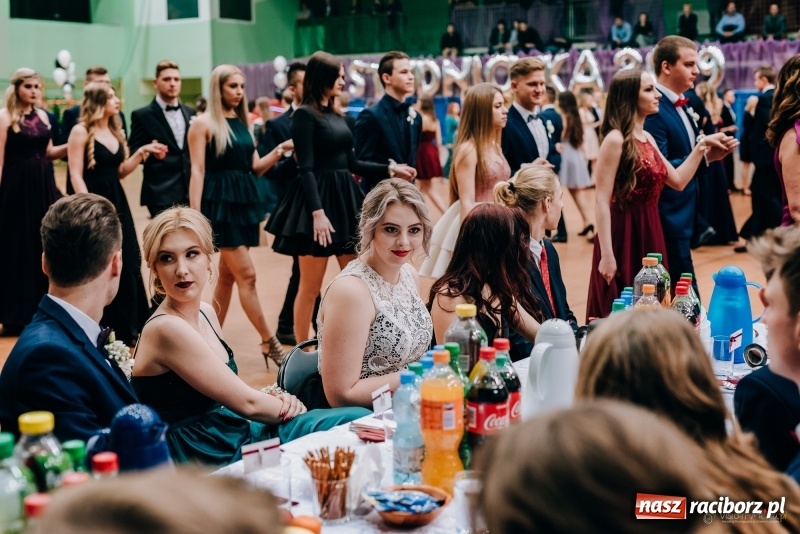 Zdjęcie w galerii na portalu naszraciborz.pl: Eleganckie panie, eleganccy panowie - bal maturalny raciborskiego Kasprowicza wiadomości z regionu