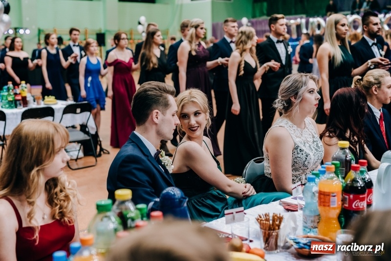 Zdjęcie w galerii na portalu naszraciborz.pl: Eleganckie panie, eleganccy panowie - bal maturalny raciborskiego Kasprowicza wiadomości z regionu