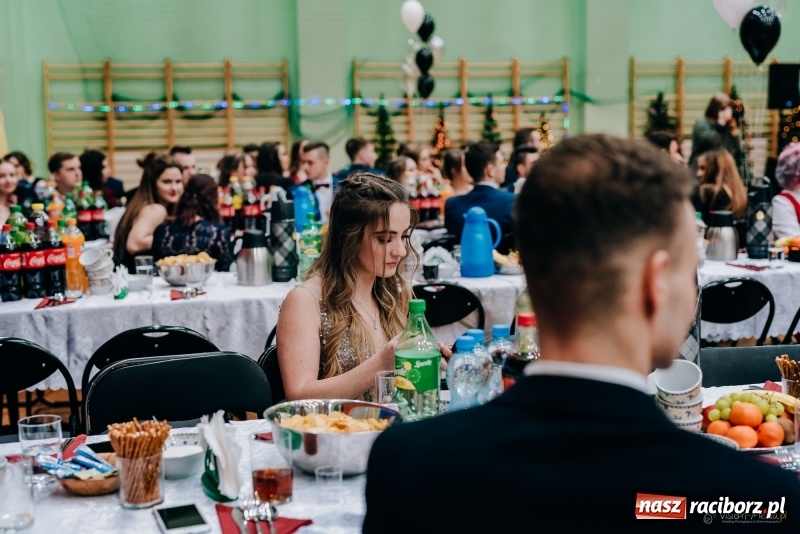 Zdjęcie w galerii na portalu naszraciborz.pl: Eleganckie panie, eleganccy panowie - bal maturalny raciborskiego Kasprowicza wiadomości z regionu