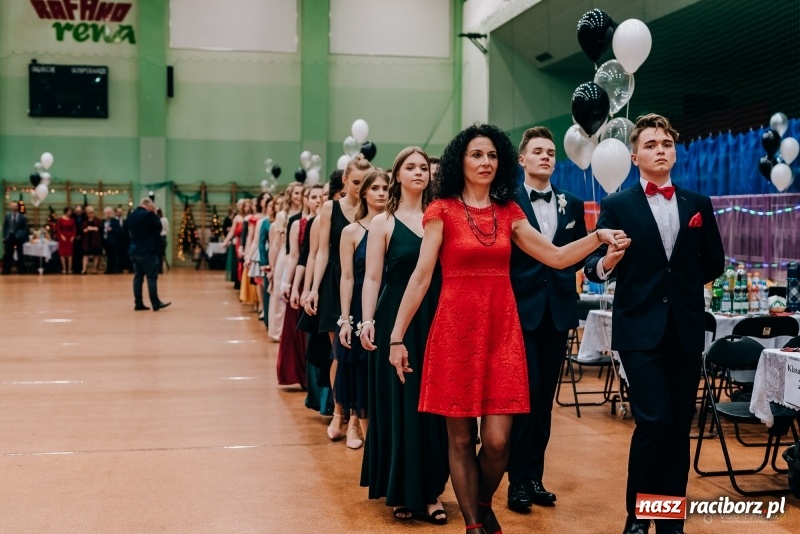 Zdjęcie w galerii na portalu naszraciborz.pl: Eleganckie panie, eleganccy panowie - bal maturalny raciborskiego Kasprowicza wiadomości z regionu