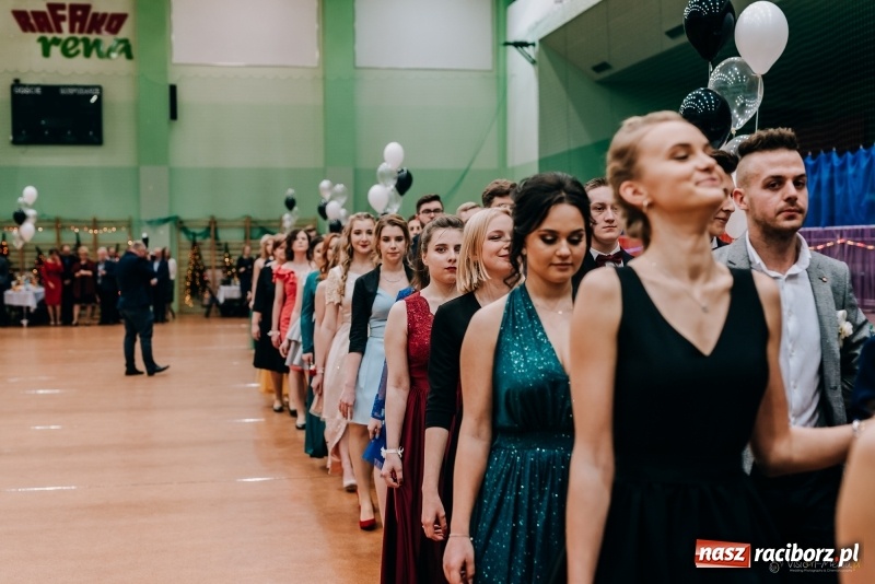Zdjęcie w galerii na portalu naszraciborz.pl: Eleganckie panie, eleganccy panowie - bal maturalny raciborskiego Kasprowicza wiadomości z regionu
