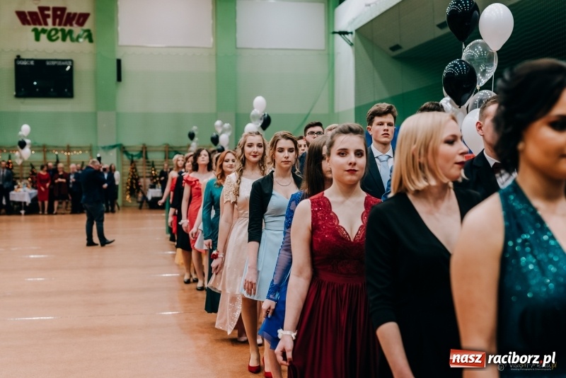 Zdjęcie w galerii na portalu naszraciborz.pl: Eleganckie panie, eleganccy panowie - bal maturalny raciborskiego Kasprowicza wiadomości z regionu