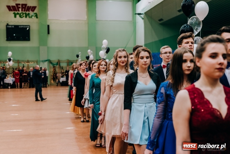 Zdjęcie w galerii na portalu naszraciborz.pl: Eleganckie panie, eleganccy panowie - bal maturalny raciborskiego Kasprowicza wiadomości z regionu