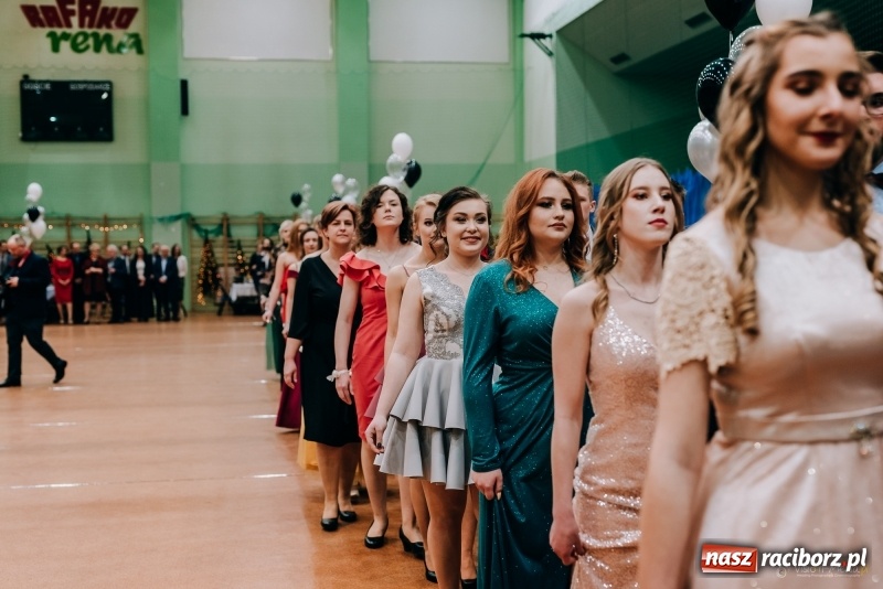 Zdjęcie w galerii na portalu naszraciborz.pl: Eleganckie panie, eleganccy panowie - bal maturalny raciborskiego Kasprowicza wiadomości z regionu