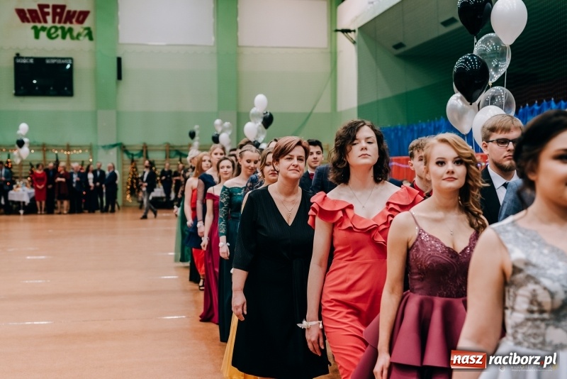 Zdjęcie w galerii na portalu naszraciborz.pl: Eleganckie panie, eleganccy panowie - bal maturalny raciborskiego Kasprowicza wiadomości z regionu