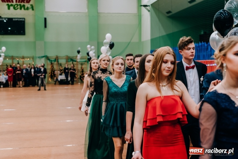 Zdjęcie w galerii na portalu naszraciborz.pl: Eleganckie panie, eleganccy panowie - bal maturalny raciborskiego Kasprowicza wiadomości z regionu