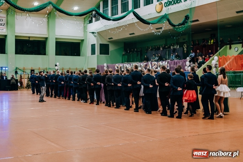 Zdjęcie w galerii na portalu naszraciborz.pl: Eleganckie panie, eleganccy panowie - bal maturalny raciborskiego Kasprowicza wiadomości z regionu