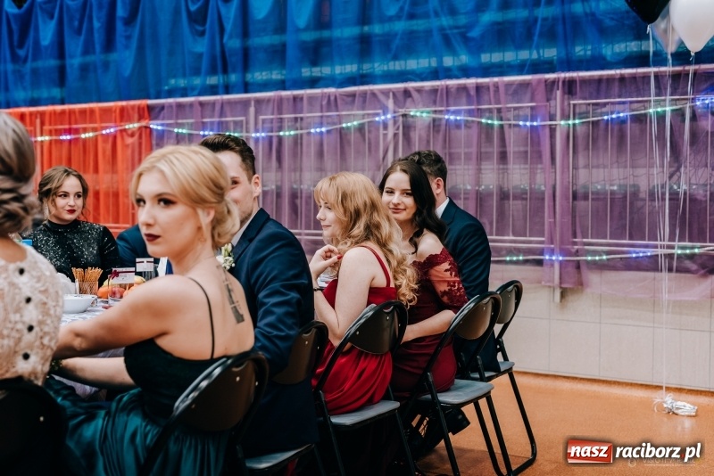 Zdjęcie w galerii na portalu naszraciborz.pl: Eleganckie panie, eleganccy panowie - bal maturalny raciborskiego Kasprowicza wiadomości z regionu