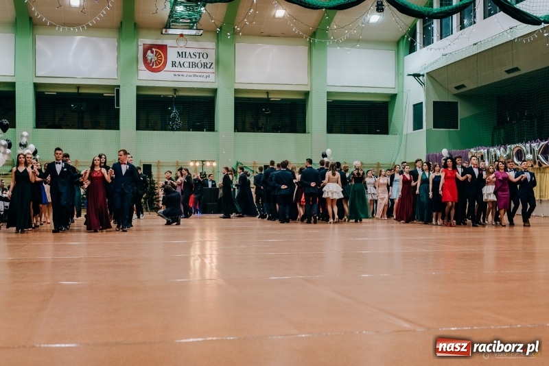 Zdjęcie w galerii na portalu naszraciborz.pl: Eleganckie panie, eleganccy panowie - bal maturalny raciborskiego Kasprowicza wiadomości z regionu