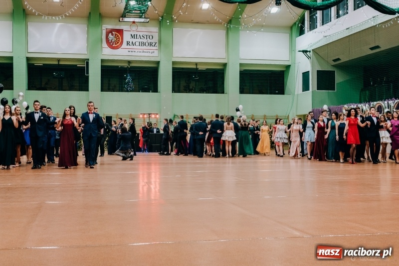 Zdjęcie w galerii na portalu naszraciborz.pl: Eleganckie panie, eleganccy panowie - bal maturalny raciborskiego Kasprowicza wiadomości z regionu