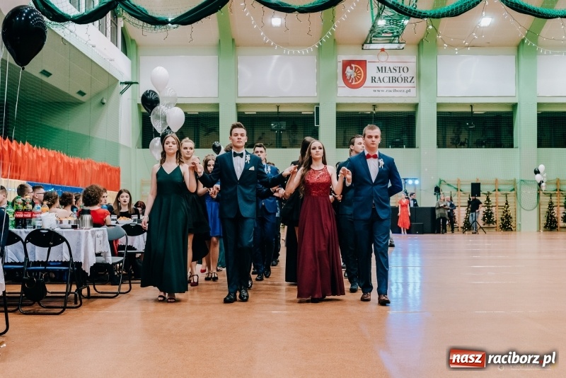 Zdjęcie w galerii na portalu naszraciborz.pl: Eleganckie panie, eleganccy panowie - bal maturalny raciborskiego Kasprowicza wiadomości z regionu