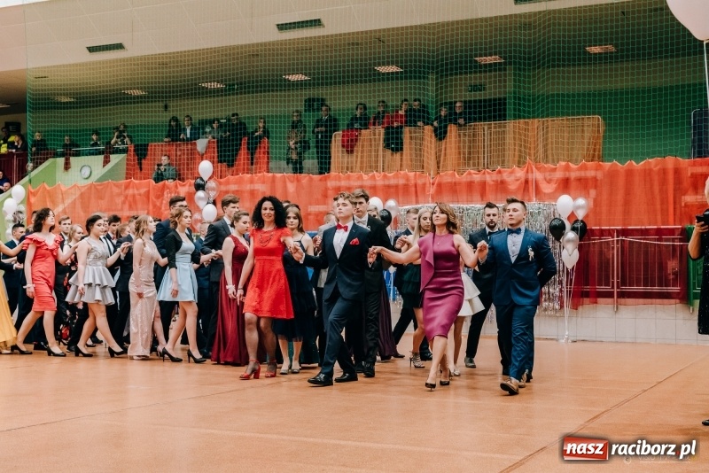 Zdjęcie w galerii na portalu naszraciborz.pl: Eleganckie panie, eleganccy panowie - bal maturalny raciborskiego Kasprowicza wiadomości z regionu