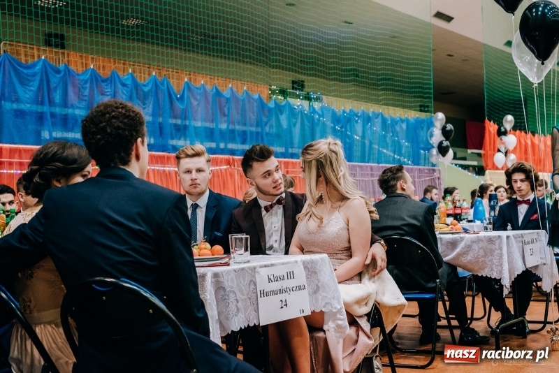 Zdjęcie w galerii na portalu naszraciborz.pl: Eleganckie panie, eleganccy panowie - bal maturalny raciborskiego Kasprowicza wiadomości z regionu