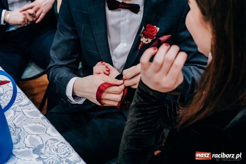 Zdjęcie w galerii na portalu naszraciborz.pl: Eleganckie panie, eleganccy panowie - bal maturalny raciborskiego Kasprowicza wiadomości z regionu